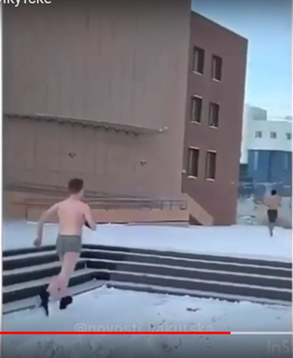 "Просто хотели поднять людям настроение!", - 23 февраля парни пробежали по Якутску в одних трусах