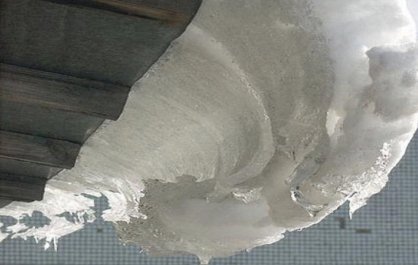 В Алдане устанавливаются обстоятельства смерти мужчины, обнаруженного под глыбой снега