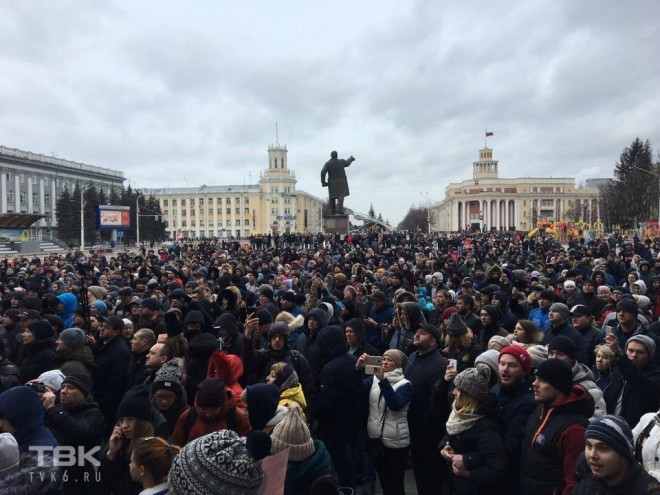 В Кемерово люди вышли на митинг на главную площадь города