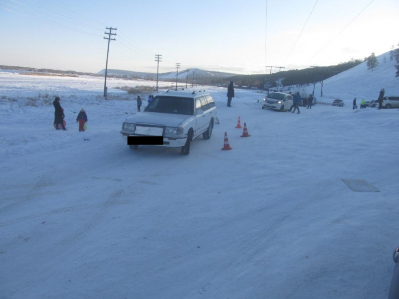 В городе Якутске ребенок, спускаясь с горы, попал в ДТП