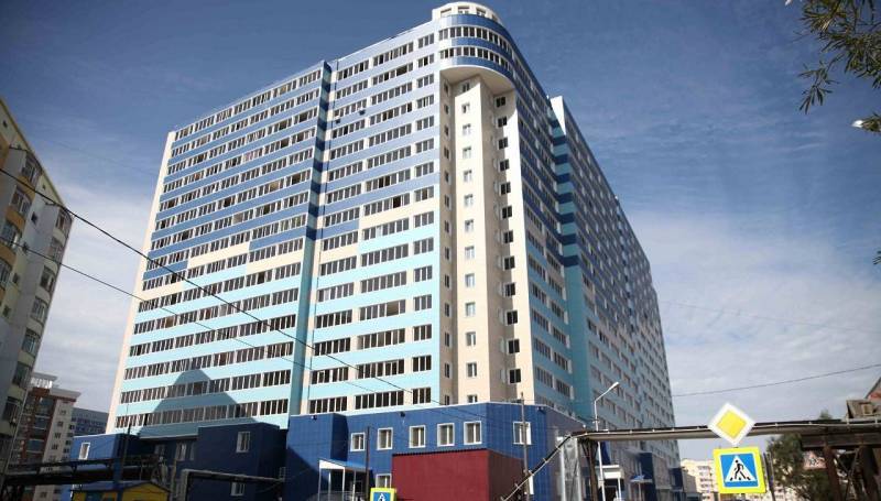 В Якутске мужчина упал с 13 этажа, оставив предсмертную записку