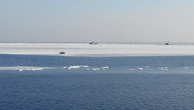 В магаданской бухте пытаются спасти рыбаков с дрейфующих льдин