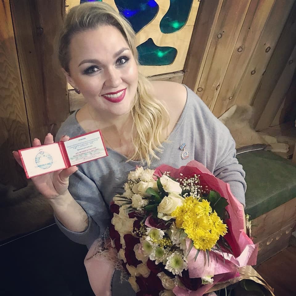 Участница Comedy Woman Надежда Ангарская стала отличником культуры Якутии