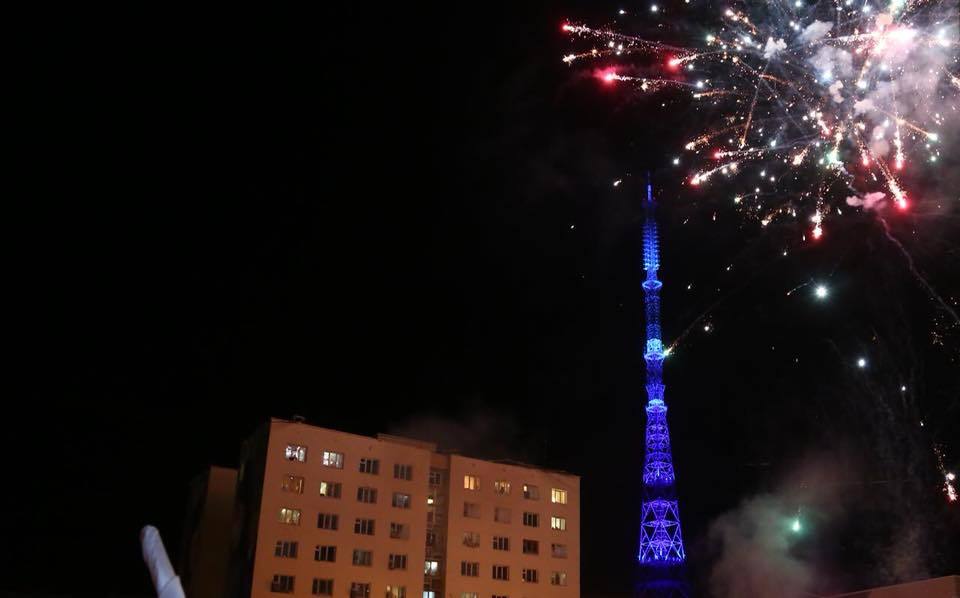 Якутская телебашня засияла разноцветными огнями