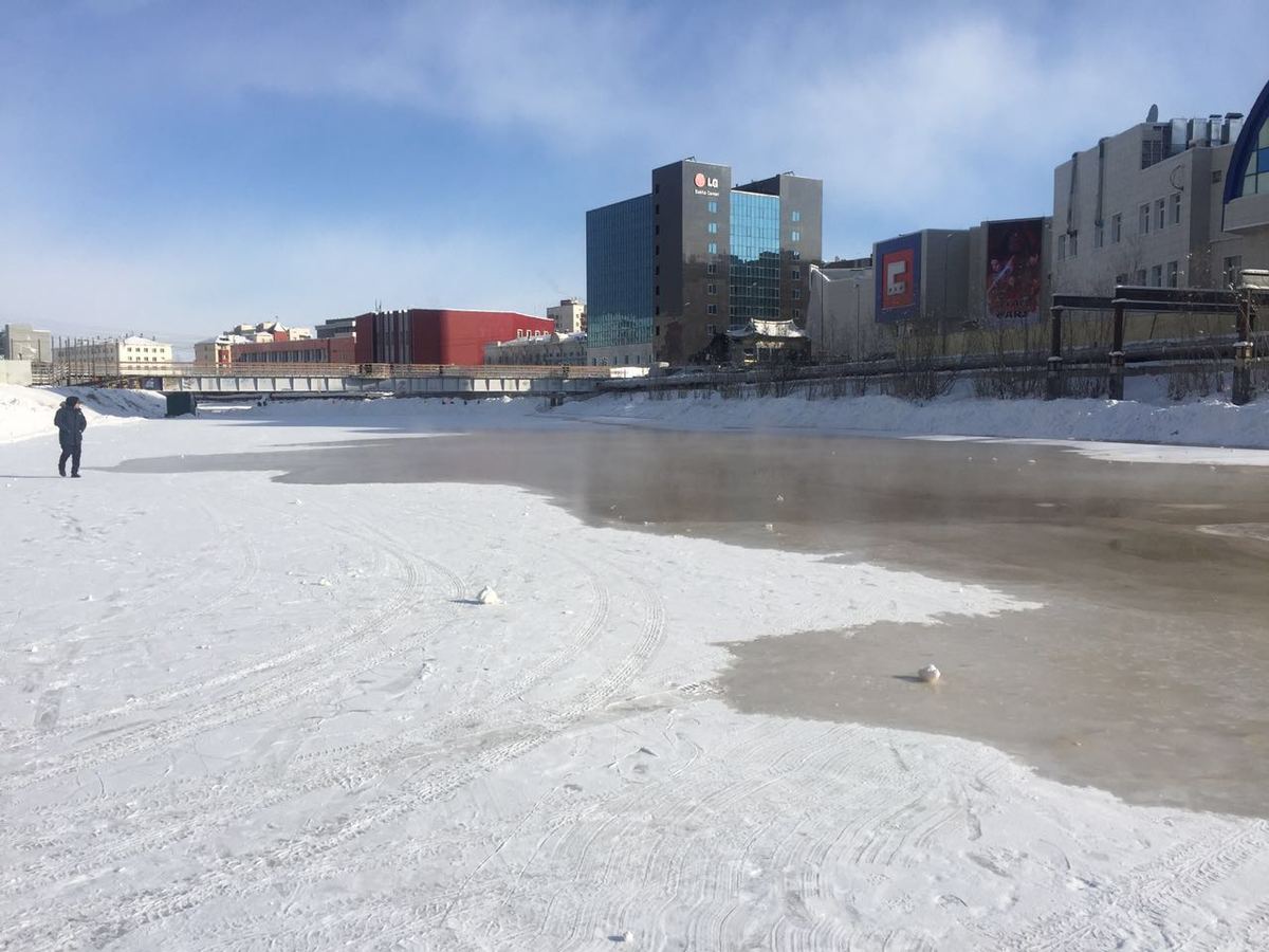 Жители Якутска катаются на катке из фекалий