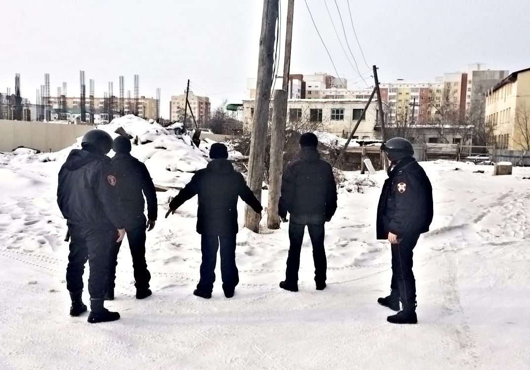 В Якутске в подъезде дома был ограблен мужчина