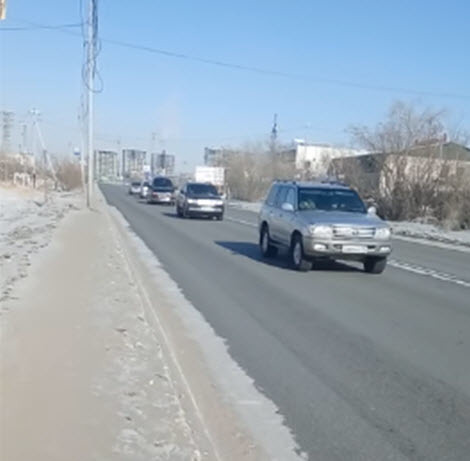 Кортеж Трутнева на Покровском тракте в Якутске