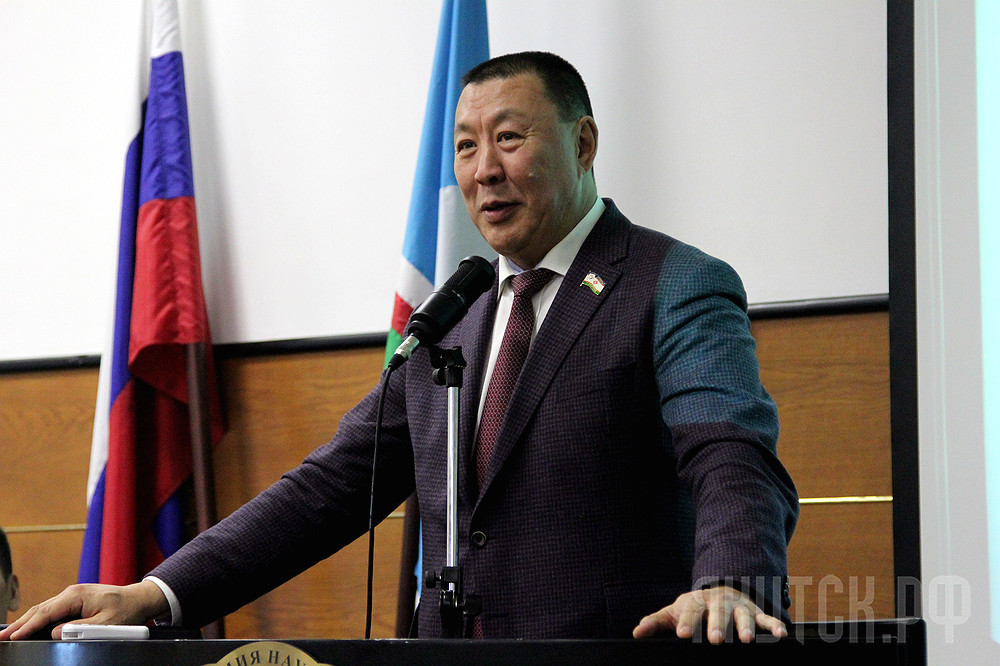 Аренду внедорожника у гостиницы "Лена" объяснили физическими достоинствами спикера Гордумы Якутска Александра Саввинова