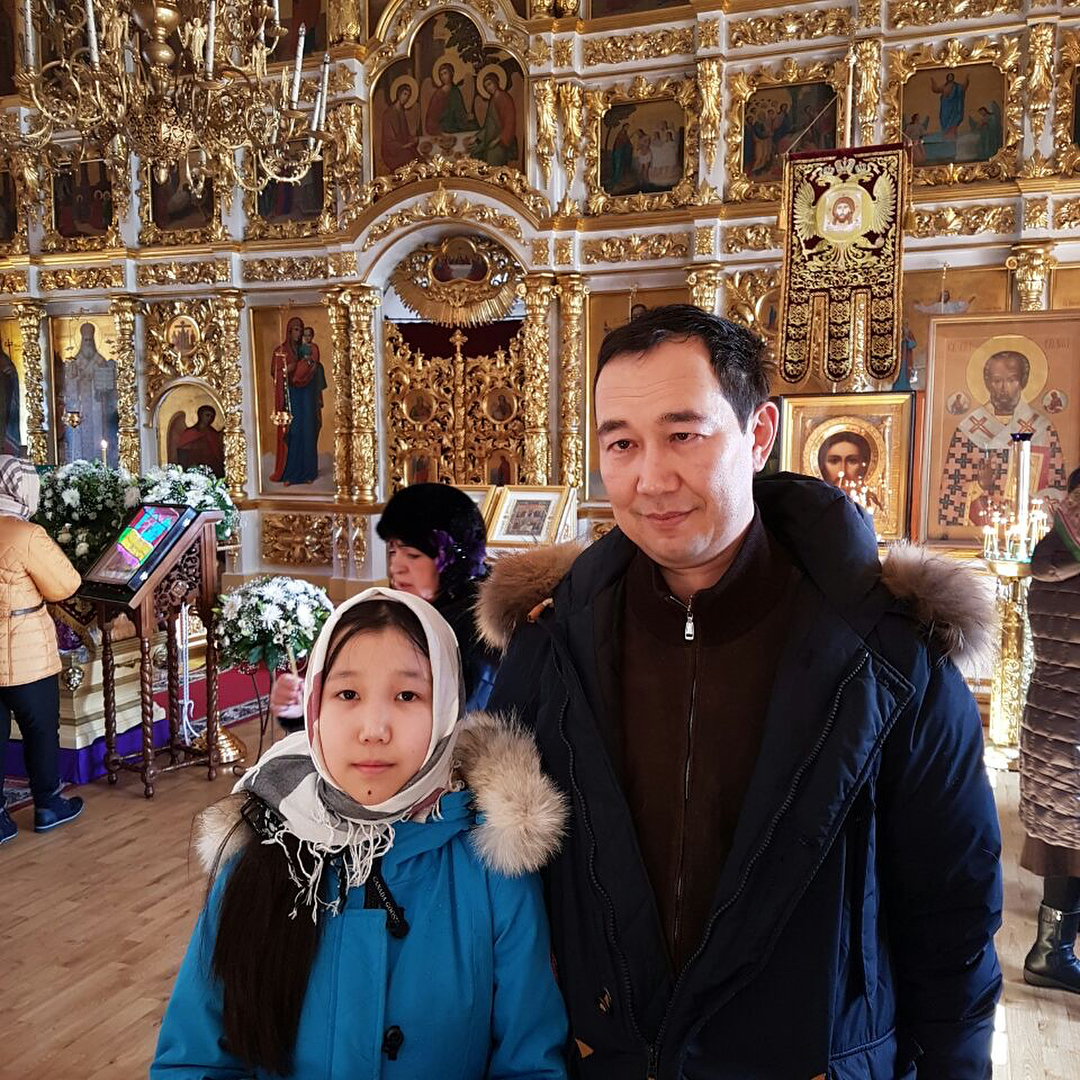 Мэр Якутска с дочкой освятили куличи
