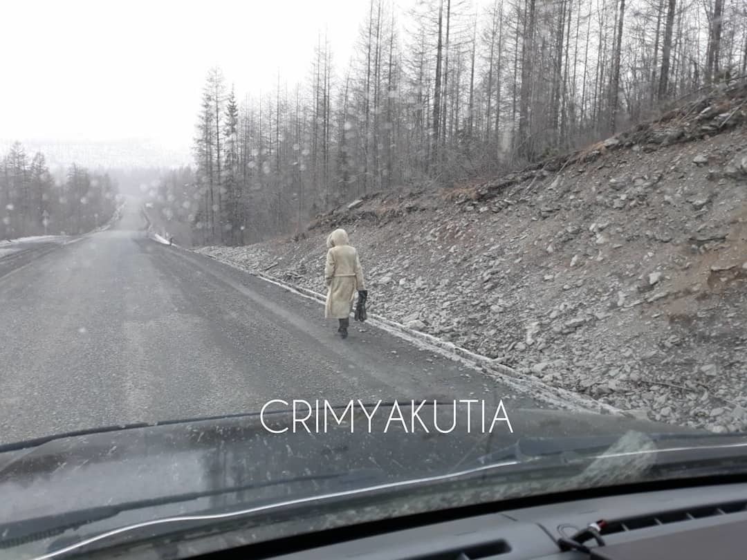 Таинственная женщина идет пешком по трассе "Колыма" в Якутии