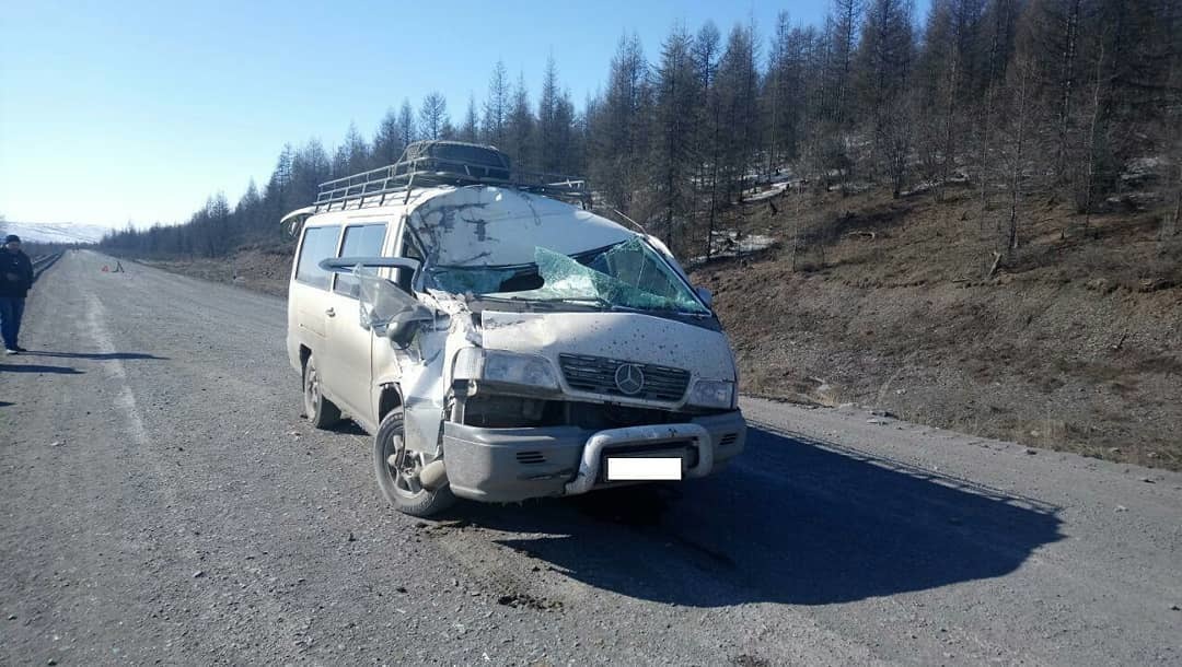 Таксист Индрайвера столкнулся со встречным автомобилем в Якутске