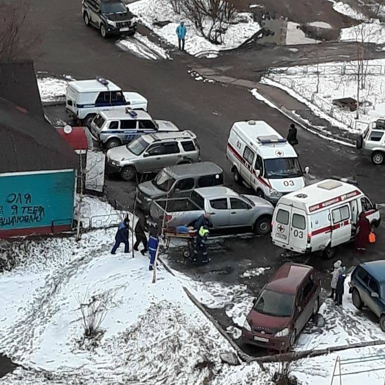 В Якутии двое мужчин выпали с балкона 9-этажного дома