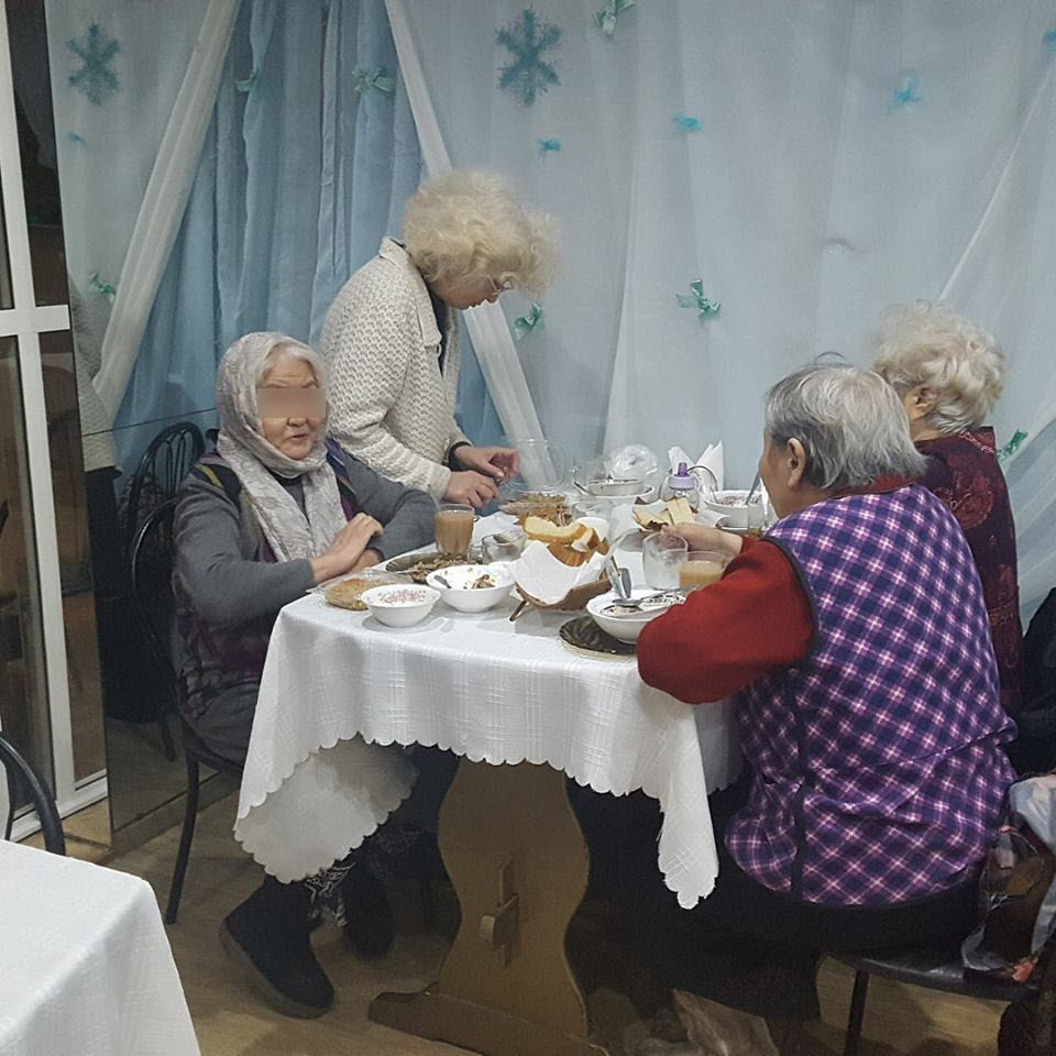 Пользователи опознали в клиентах социальной столовой в Якутске обеспеченных людей