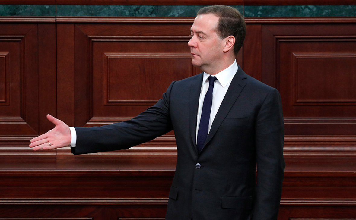 Медведев поручил правительству помочь попавшим под санкции компаниям