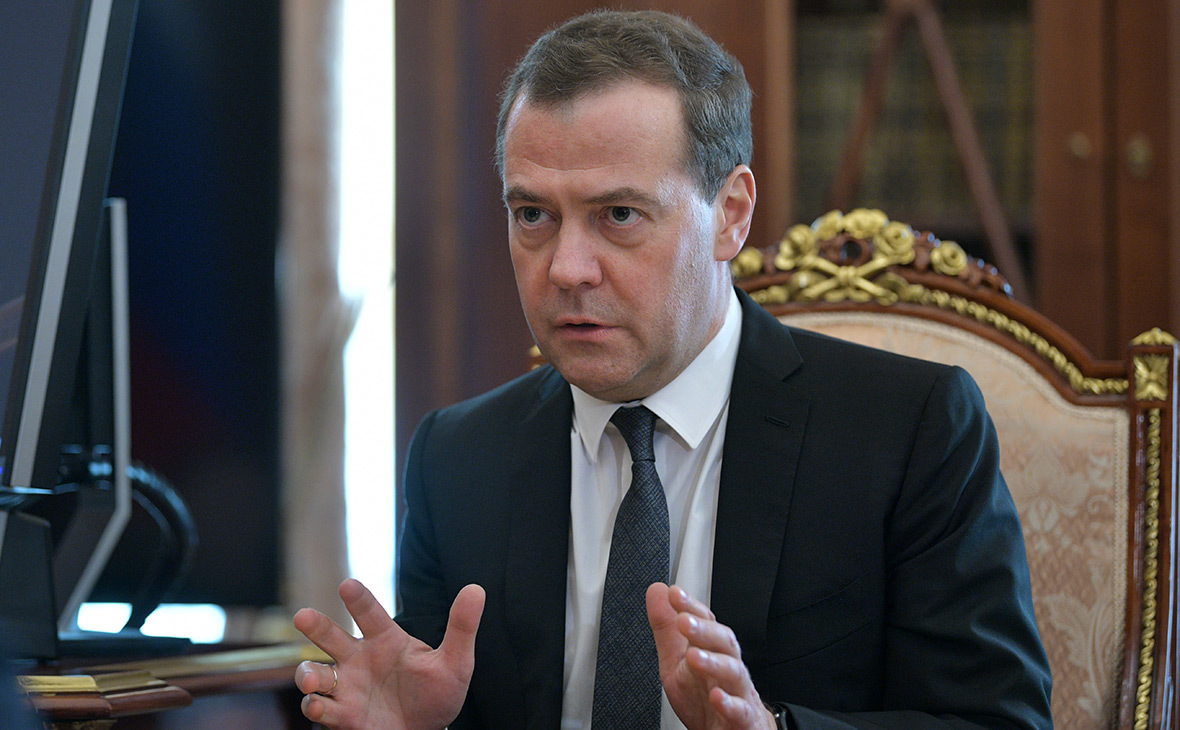 Медведев рассказал Путину о «пестрой картине» развития страны