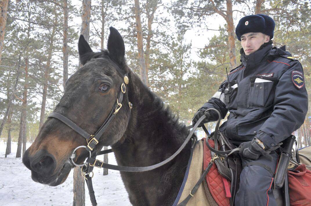 Фотофакт: Началось конное патрулирование в городском парке Якутска