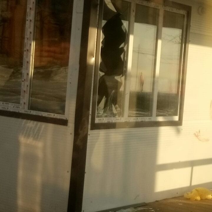 В пригороде Якутска Кангалассах разбили окна теплой остановки