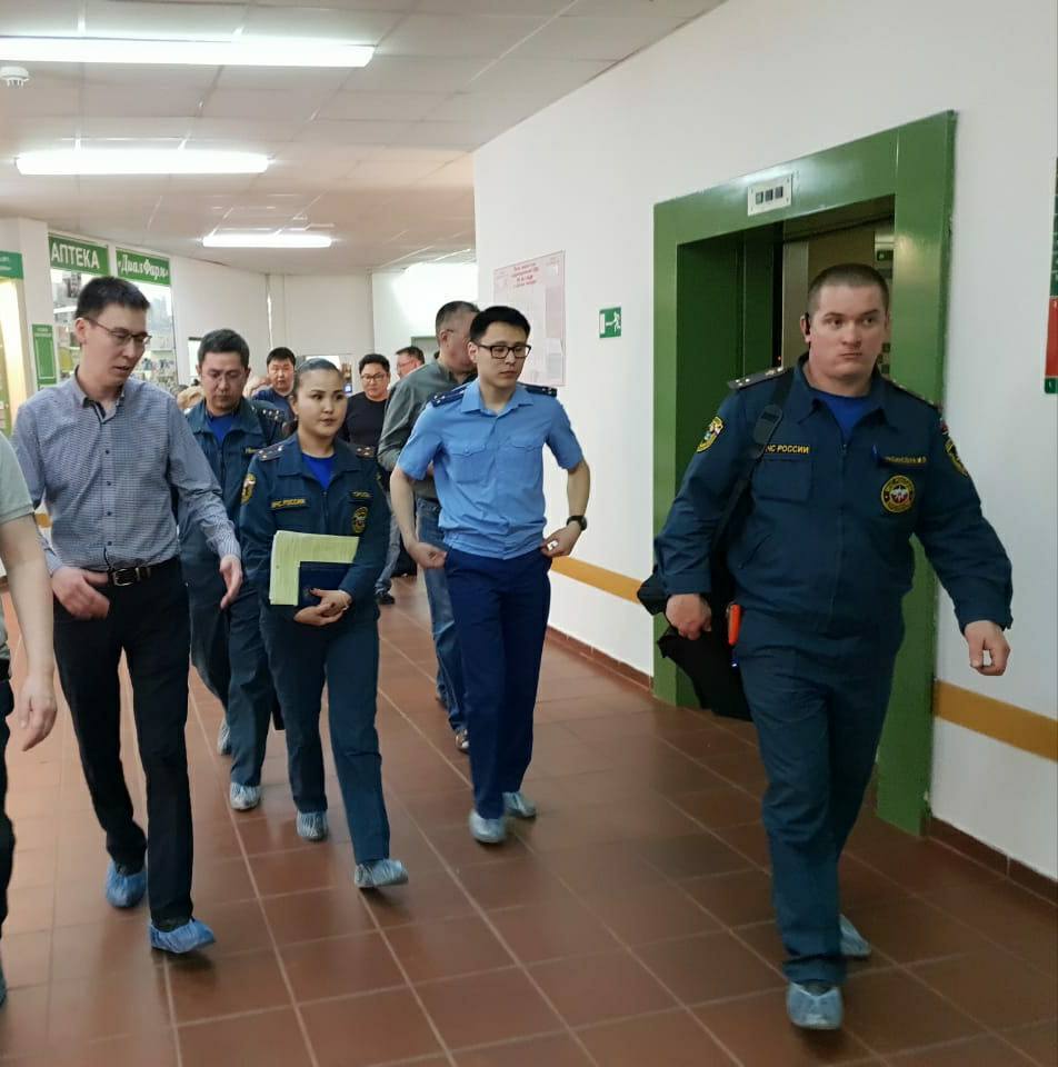 Активисты ОНФ в ходе совместного рейда с МЧС и прокуратурой выявили нарушения противопожарной системы Медцентра в Якутске