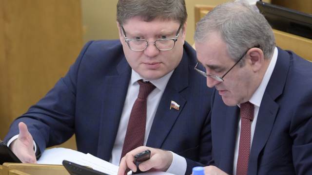 Депутаты обсудят нюансы возможного снижения зарплаты до 35 тысяч рублей