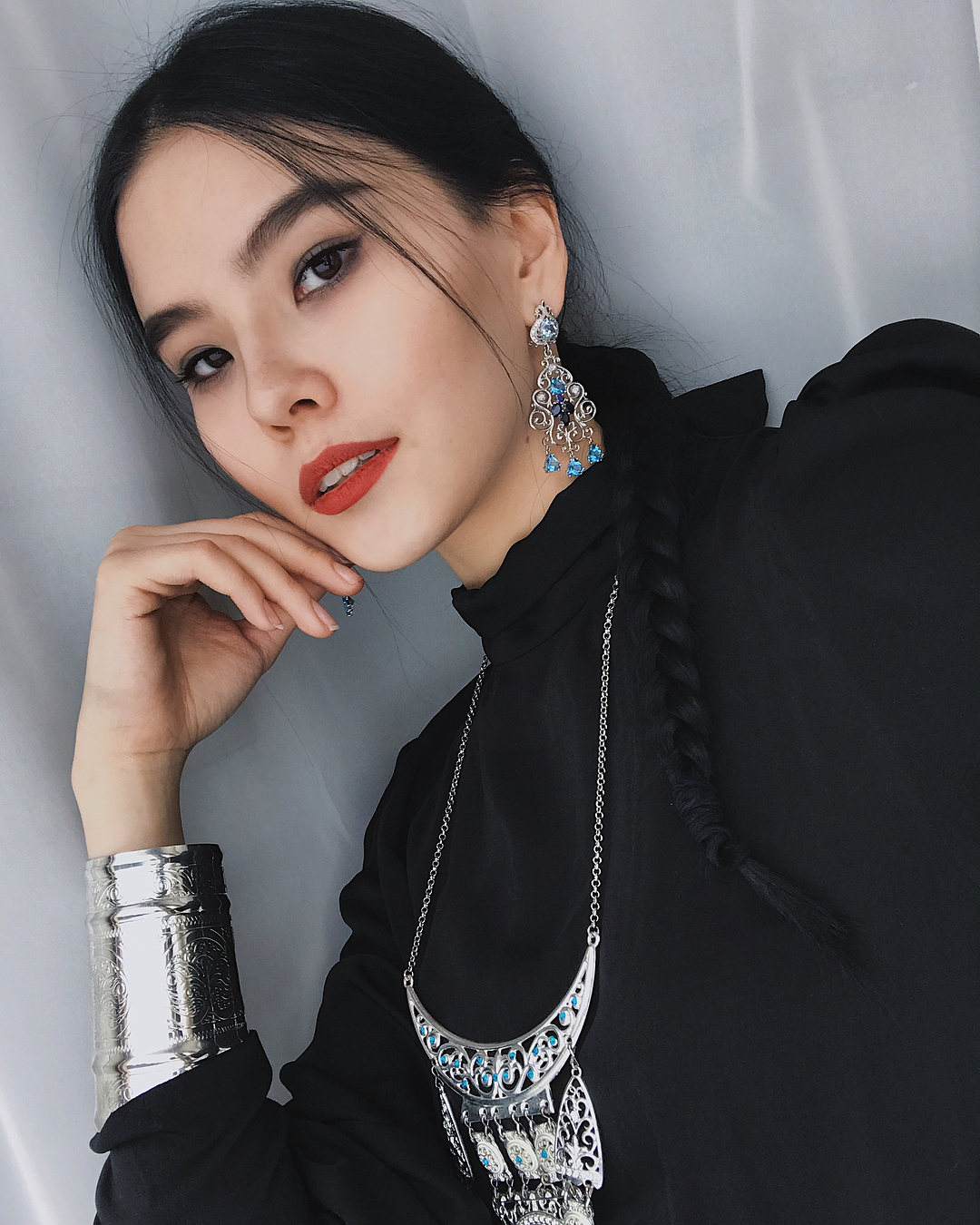 Участница конкурса красоты "Мисс Россия" из Якутии представила национальный костюм