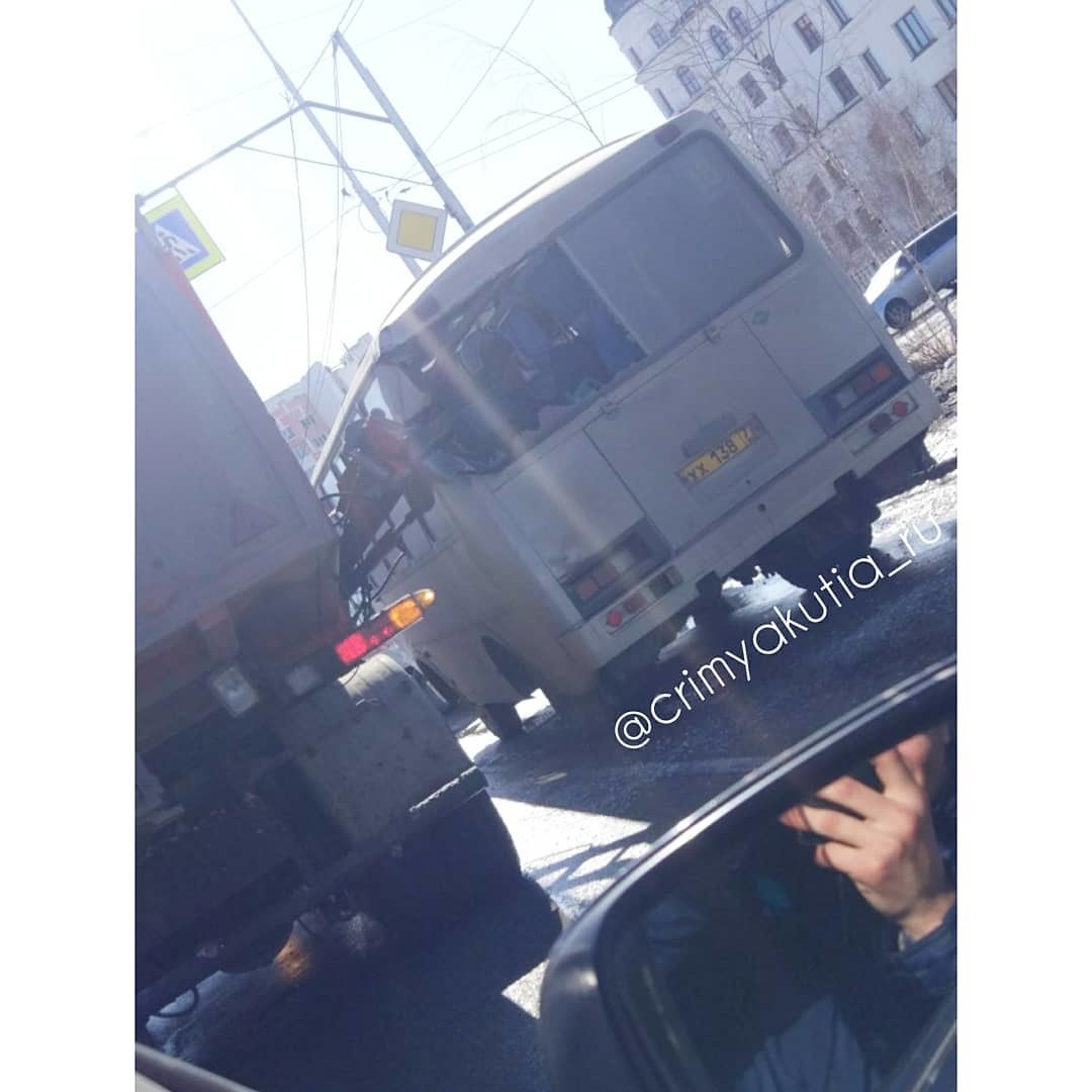 В Якутске мусоровоз разбил стекла в пассажирском автобусе (+видео)