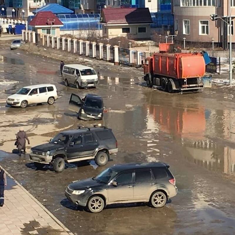 Фотофакт: В элитном 203-м микрорайоне Якутска машины проваливаются в яму