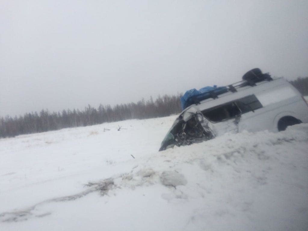 Четыре человека пострадали при лобовом столкновении такси и внедорожника на автодороге «Вилюй»