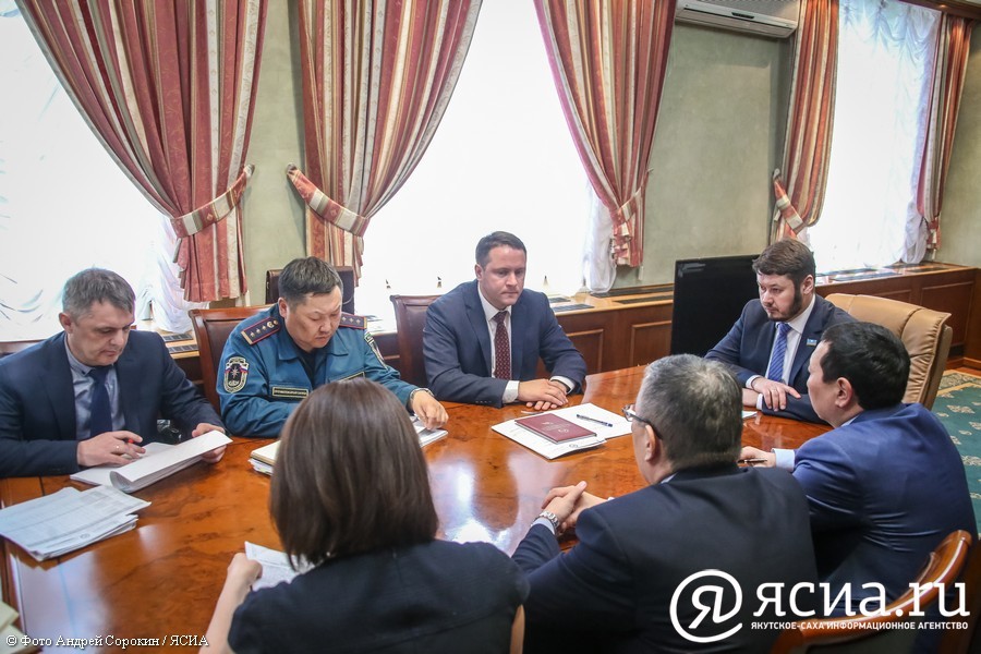 Евгению Чекину доложили о ситуации  в пожарной части поселка Кангалассы