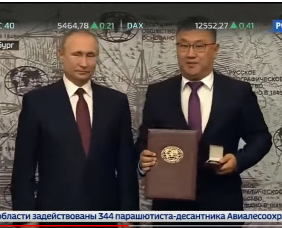 Президент России Владимир Путин вручил серебряную медаль председателю РГО в Якутии Александру Горохову (видео)
