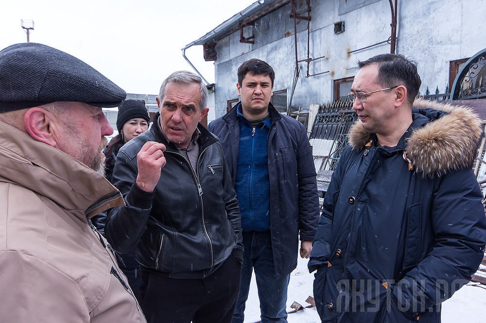 Айсен Николаев обсудил вопросы теплоснабжения столицы и проверил санитарное состояние округов