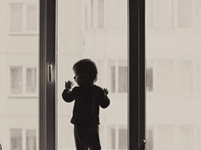 В Якутии двухлетний ребенок облокотился на антимоскитную сетку и выпал с 8 этажа
