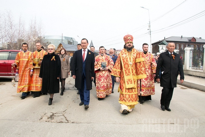 В Якутске прошел Крестный ход в честь Дня Победы