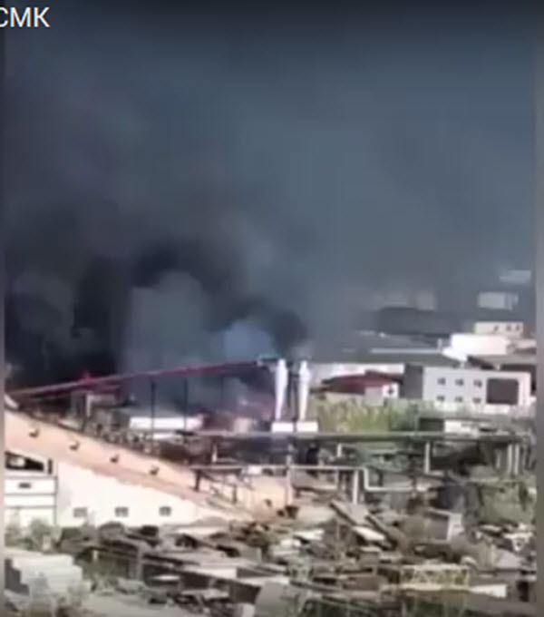 В Якутске на территории ЯКСМК cгорел столярный цех (видео)