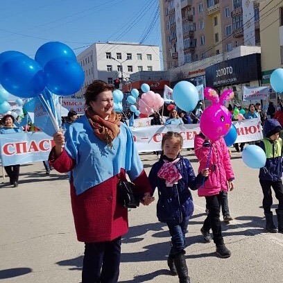 Фотофакт: Народная любимица Карина Чикитова на первомайском параде