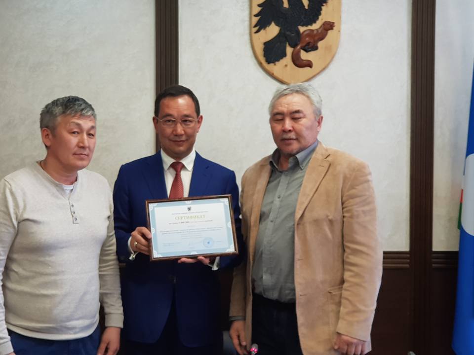 Фотофакт: Глава Якутска Айсен Николаев вручил команде кинорежиссера Эдуарда Новикова 3 млн рублей
