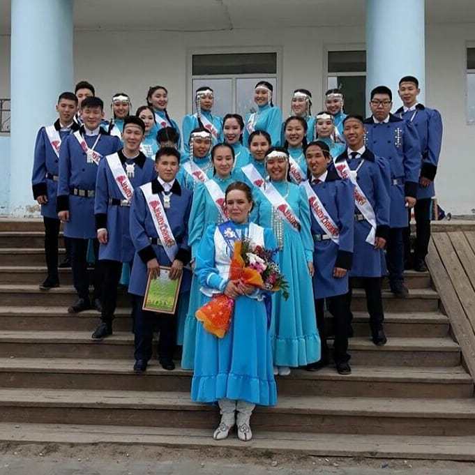 Выпускники Намской школы пришли на церемонию окончания заведения в якутских национальных костюмах