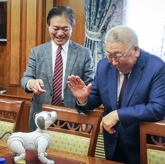 Главе Якутии и мэру Якутска показали робопса Aibo с элементами искусственного интеллекта