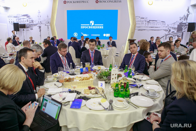 Почему главы регионов ушли с делового завтрака в Петербурге
