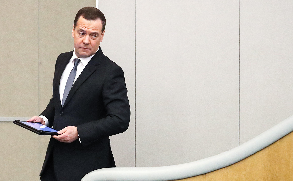 Коммунисты и эсэры выступили против переназначения Медведева премьером