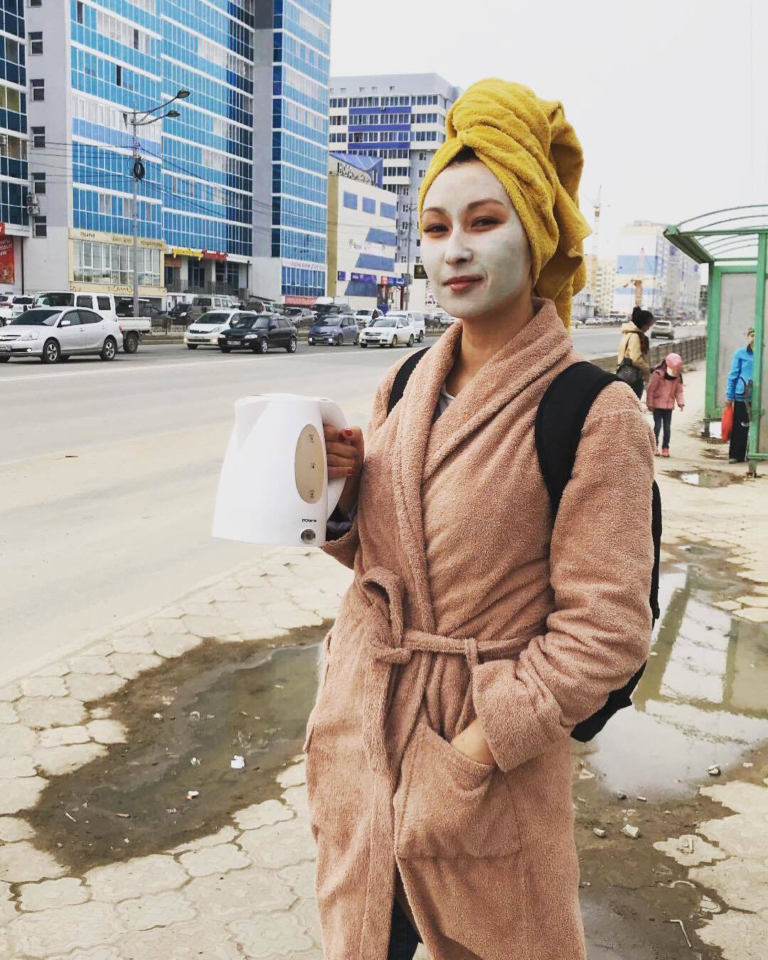 Прогулка девушки в халате и с чайником по улицам Якутска оказалась частью тренинга