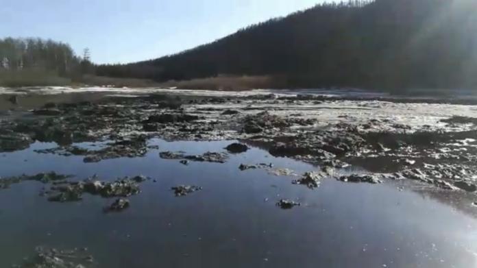 В Якутии "Колмар" превратил чистейший приток Чульмана в поток грязи