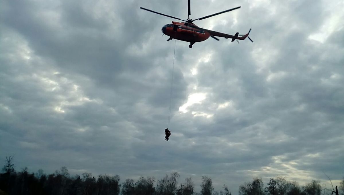 В Якутии охотников эвакуировали с помощью троса вертолета