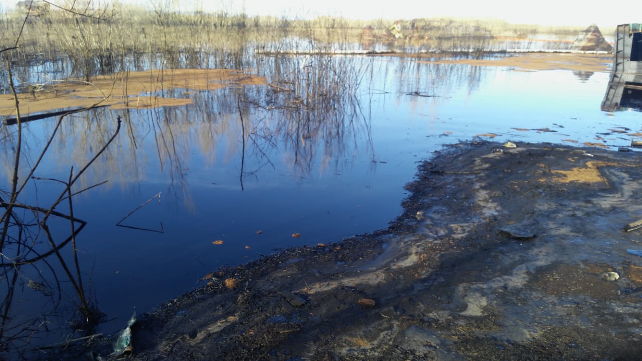На территории Якутска обнаружен разлив нефтепродуктов