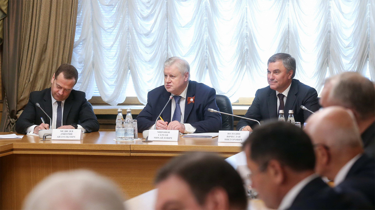 "Проблему цифрового и транспортного неравенства на Дальнем Востоке решим, когда у нас будет достаточно денег", - Дмитрий Медведев ответил на вопрос Федота Тумусова