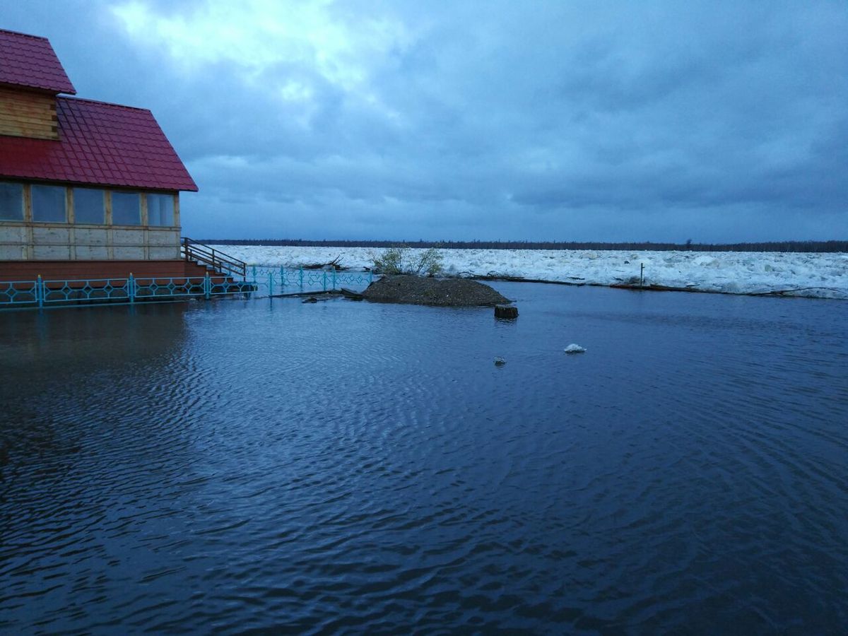 Эльдиканцам привезли 100 булок хлеба и 20 бутылок воды на тысячу человек