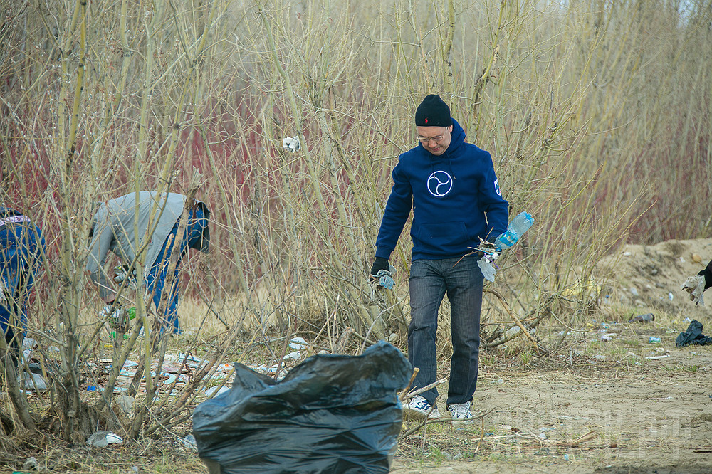 Айсен Николаев принял участие в субботнике по ликвидации несанкционированной свалки