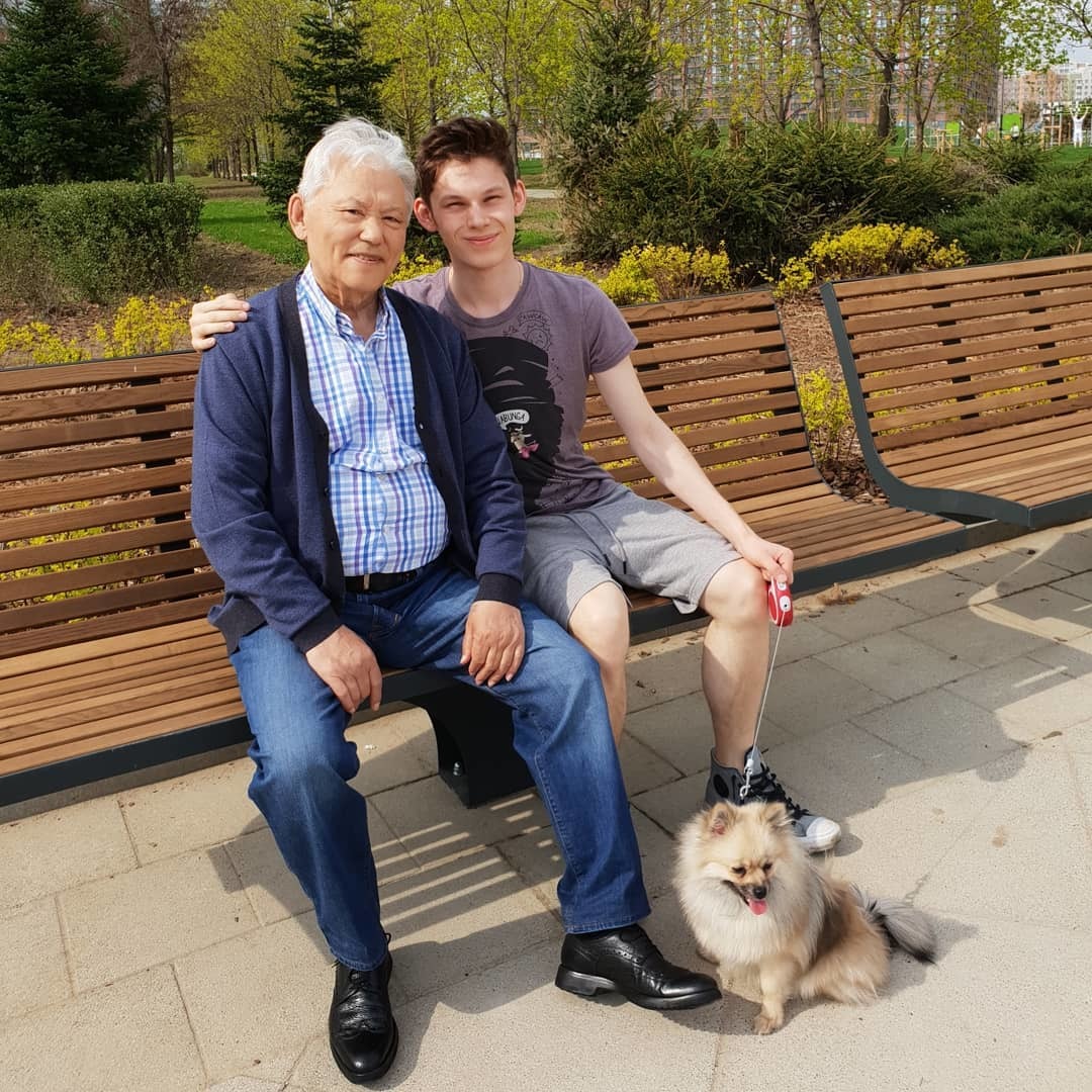 Фотофакт: Первый президент Якутии на прогулке с внуком