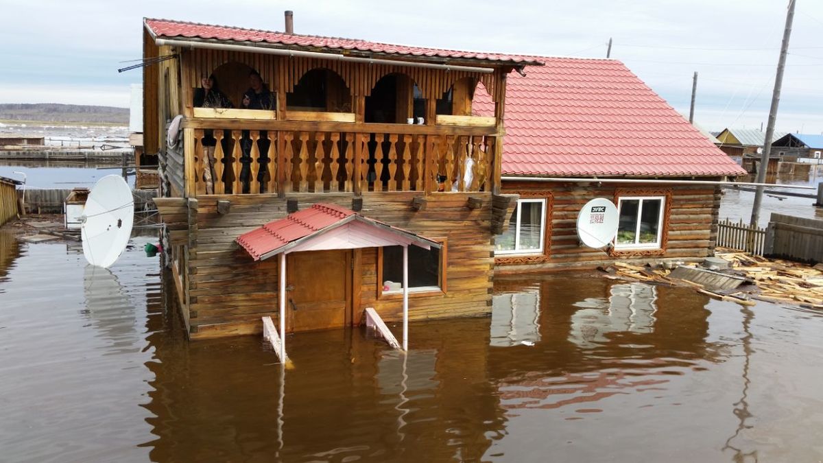 "Главное, эту ночь переждать!", - жителям подтопленной Амги предстоит непростая ночь