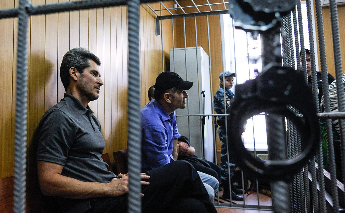 Суд продлил арест братьев Магомедовых