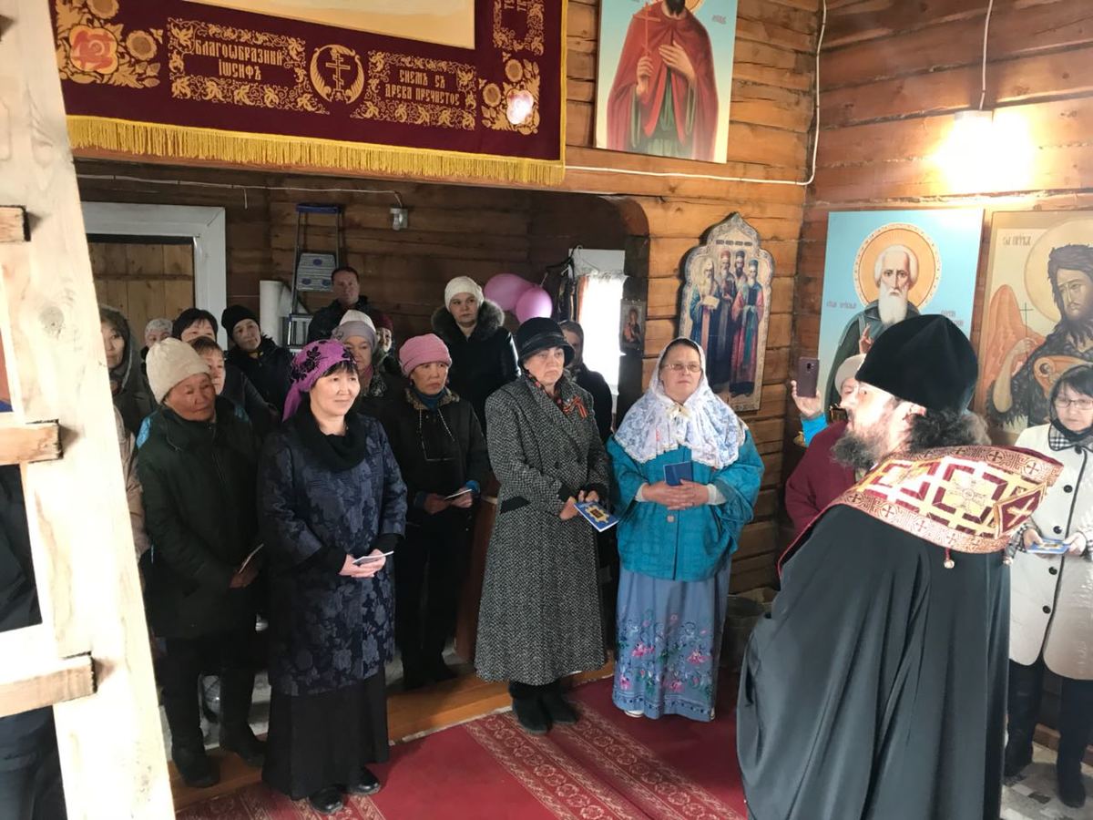 Во время приезда архиепископа Романа в затопленную Амгу десять жителей приняли Крещение